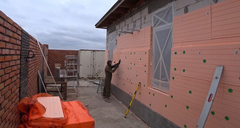 Как утеплить дом из газобетона снаружи: практичный метод от опытного строителя для долговечности жилища