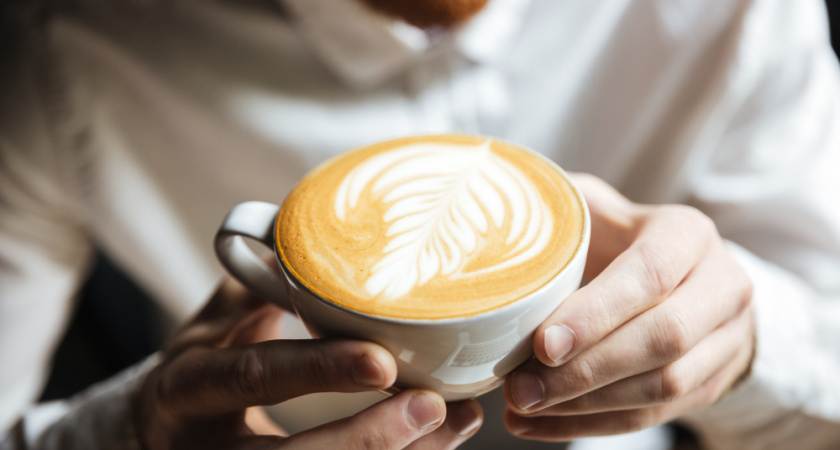 Делаю капучино без кофемашины — пенка всегда получается густой и крепкой: 3 способа 