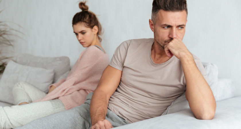 Почему муж перестает замечать жену? Психолог — о привычных шаблонах, которые мешают отношениям 