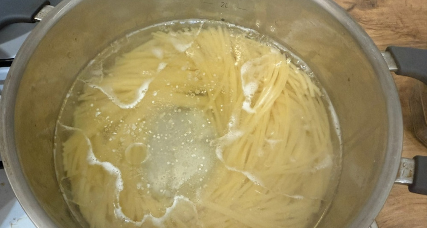 Когда солить воду при варке макарон - до или после закипания: эксперты рассказали как нужно