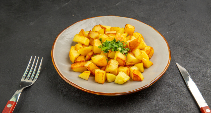 Вы будете удивлены, что бабушки добавляли в жареную картошку для вкуса: рецепт прост до безобразия