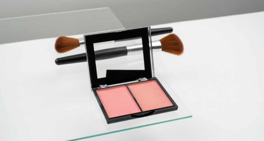 Разбитые румяна — не проблема: капнула спирт, накрыла и забыла — через час они будут как из магазина 