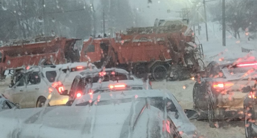 Упавший столб перекрыл дорогу в районе Детской больницы Владимира