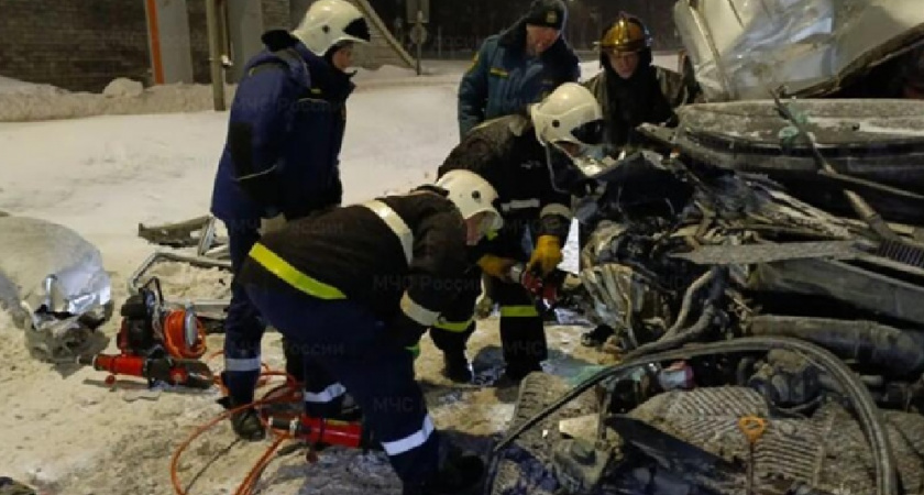 Владимирские спасатели вытащили человека из авто в ДТП под Петушками