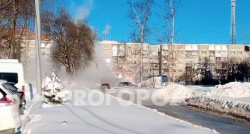 На перекрестке улиц Мира и Гороховой во Владимире прорвало трубы