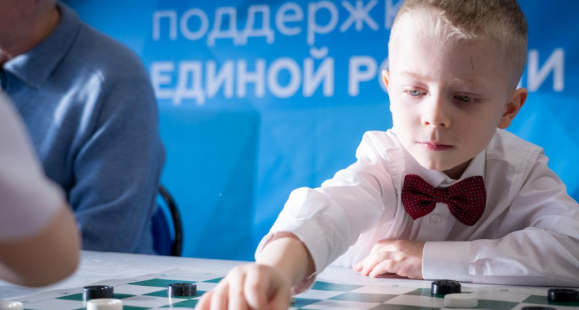 Семейный дебют — малыши и их родители сразились в шашки