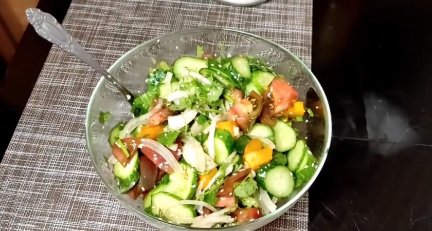 Забудьте о привычном дуэте: врач раскрыла, как вредит здоровью популярный у россиян салат из огурцов и помидоров