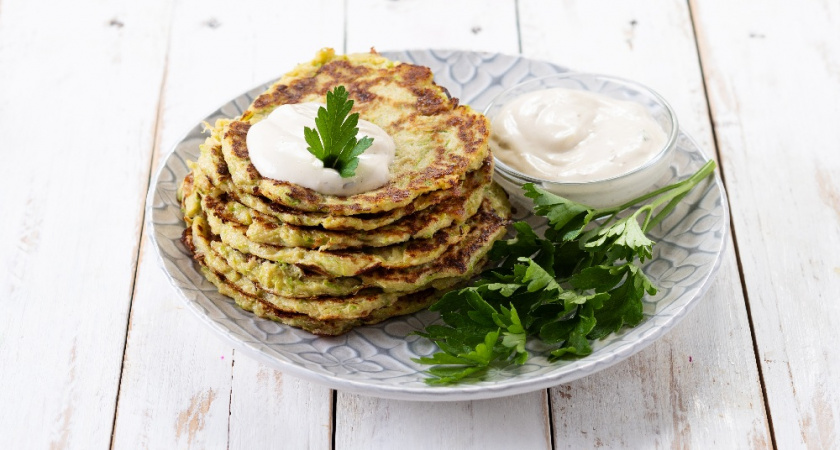 Киньте пучок зелени в кефир: летние лепешки зимой — это особая традиция. Подходят ко всему