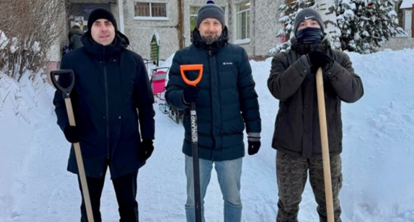 Владимирские депутаты расчистили городские пространства после сильных снегопадов