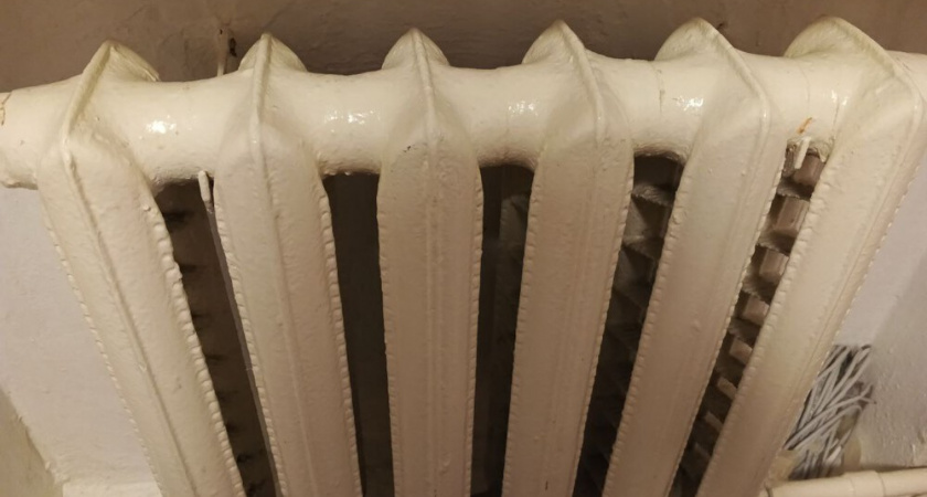 Каждую зиму накрываю батарею этим — и дома тепло и комфортно даже в -30: лайфхак 