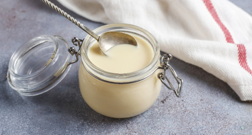 Наливаю кефир в банку сгущёнки: рецепт десерта из 90-х, который поражает своей простотой