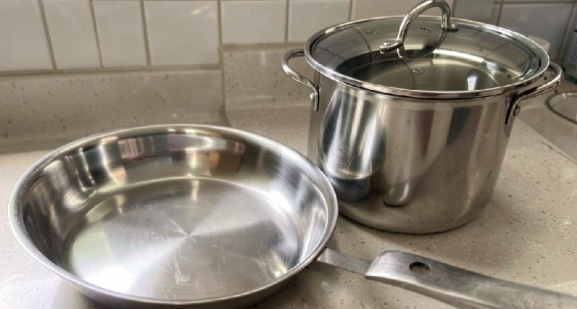 Металлическая посуда дома теперь блестит как новая: средство для чистки случайно нашёл муж — делюсь находкой