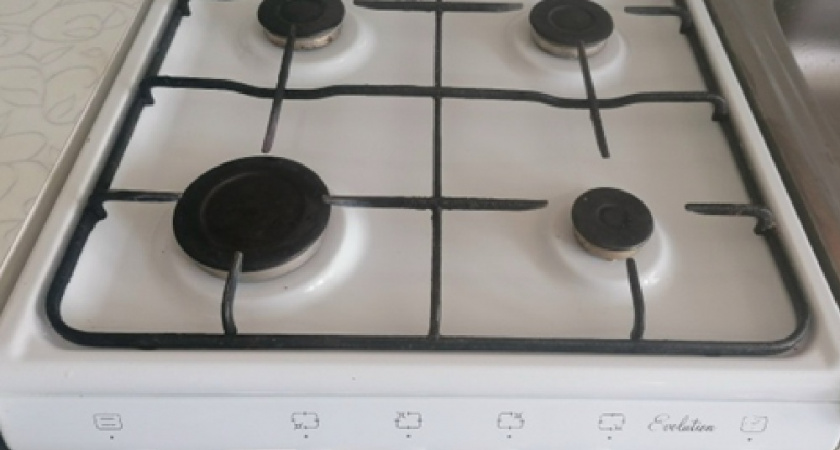 Отмыла старую плиту до блеска: всё, что понадобилось — это мусорный пакет и нашатырь, старый нагар отошёл сам