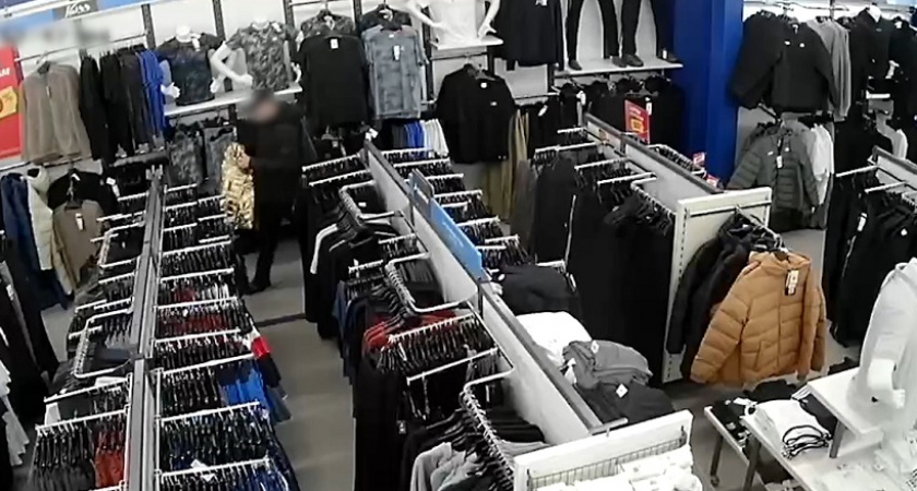 Муромлянин вынес из магазина три куртки под видом примерки