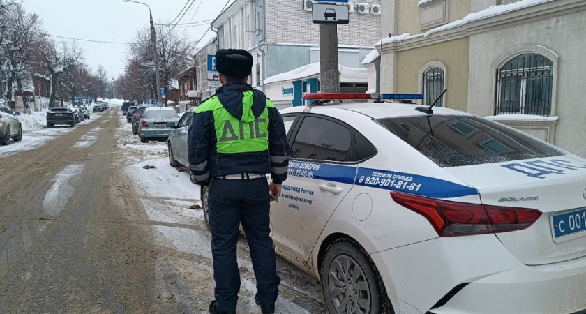 Инспектор ДПС просит выйти из машины: нужно ли выполнять? Вот что говорит закон - запомните раз и навсегда