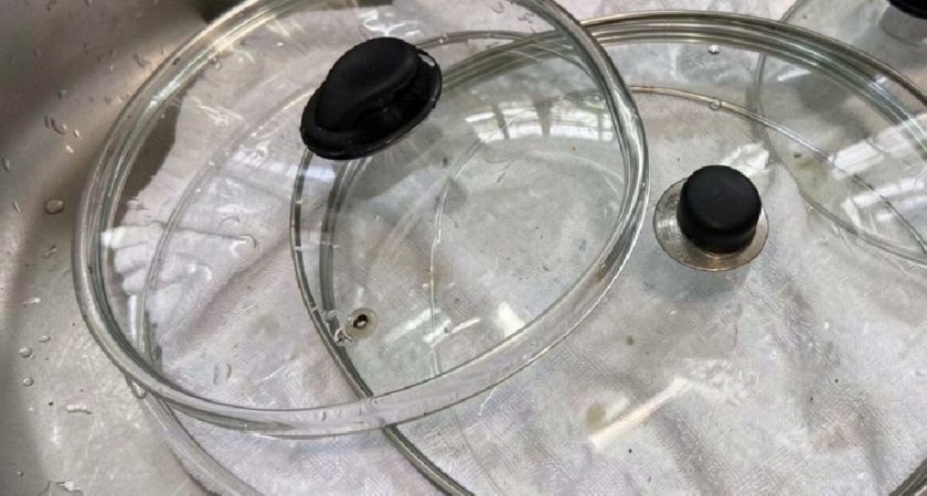 Стеклянные крышки снова как новые: как я отмываю жир под ободком за 15 минут — 3 простых ингредиента, которые есть на каждой кухне