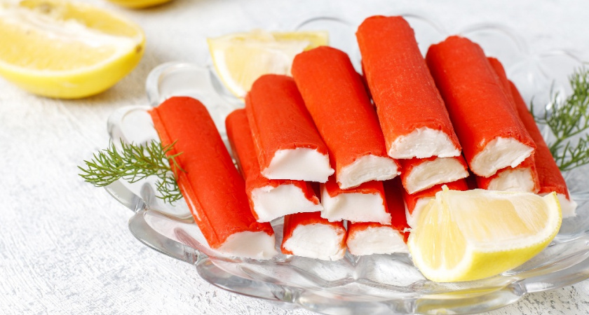 Разворачиваю крабовые палочки и мариную: никто не может угадать, что за закуска — проще не бывает