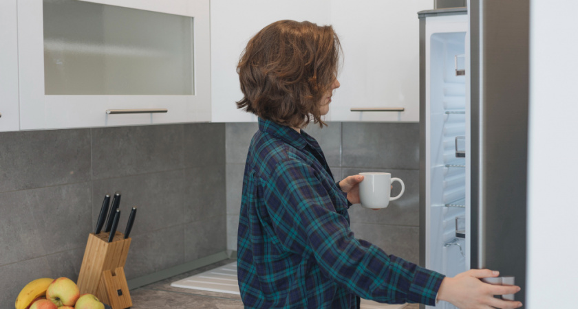 Раз в месяц кладу бумажные полотенца в холодильник - и не нарадуюсь своей смекалке: лайфхак с тройным эффектом