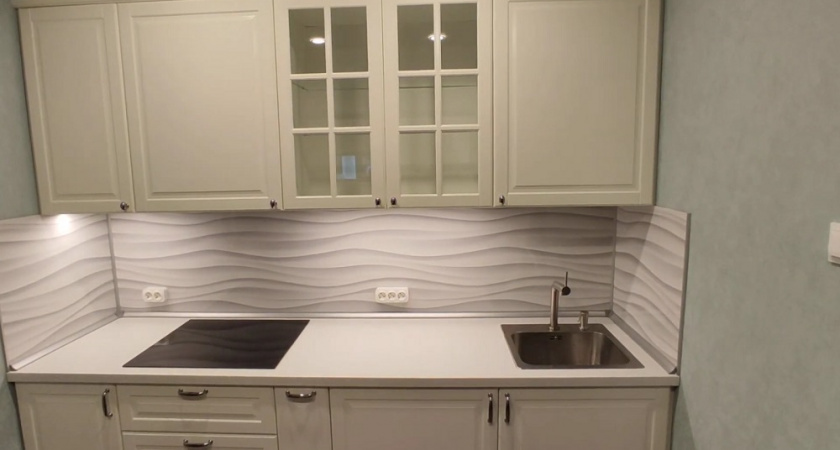 Забудьте про плитку для кухонного фартука: 3 свежие идеи по защите стенки от брызг, жира и копоти