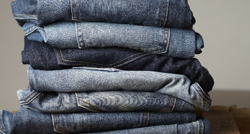 Перестала часто стирать джинсы: как сохранить им цвет и форму — запомните раз и навсегда