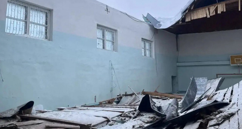 Под тяжестью снега во Владимирской области рухнули крыши спортзала и магазина