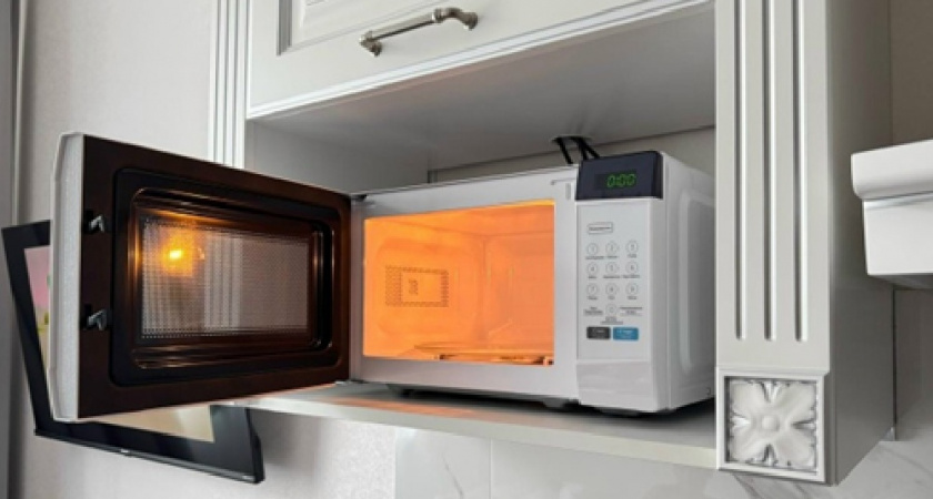 Перестала оттирать микроволновку: простой способ из СССР — жир отходит сам за 3 минуты 