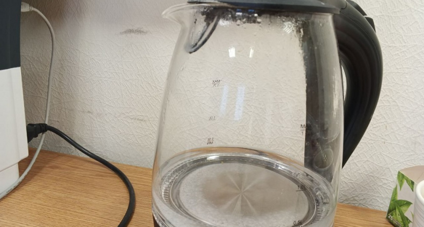 Кидаю щепотку в чайник — и накипь пропадает моментально: безопасный лайфхак для прибора 