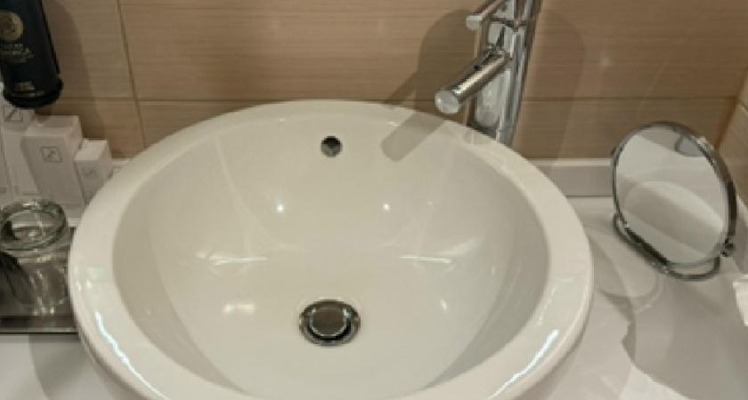 Больше не вызываю сантехника: прочищаю слив в ванной за 5 минут с помощью одного приспособления — справится с засорами лучше химии