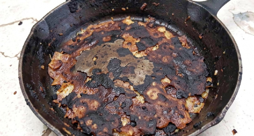 Забыла про едкую химию: как я отмыла покрытую вековым нагаром бабушкину сковородку — теперь как новая