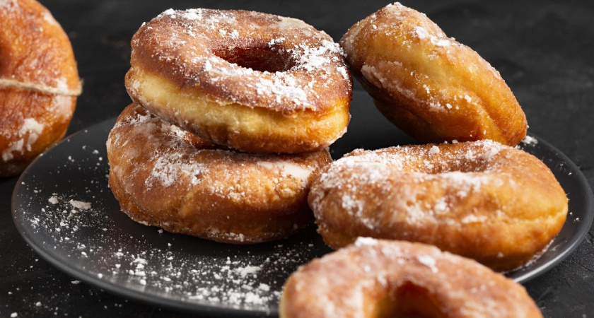Бабушкины пончики на сметане: никогда не бывают жирными и готовятся 30 минут — делюсь семейным рецептом пончиков