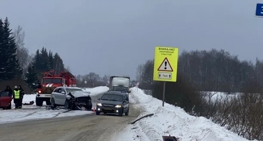 В вылетевшей на "встречку" на александровской трассе иномарке погибла пассажирка