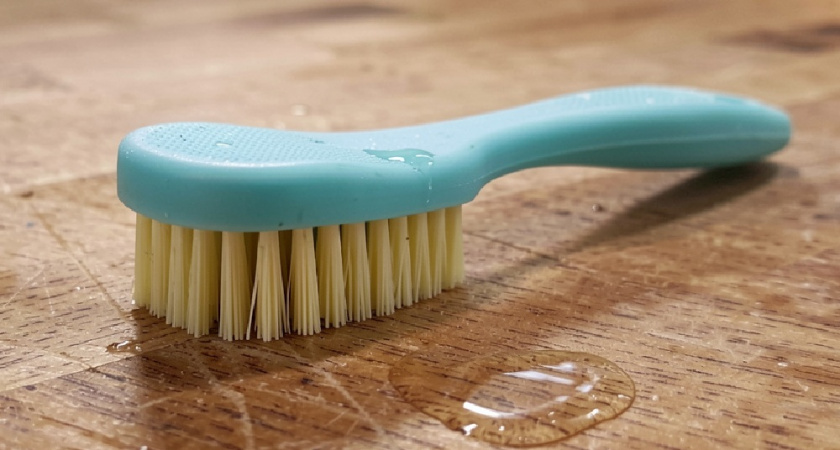 Чем заменить поролоновую губку для мытья посуды — альтернативы без бактерий