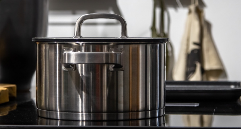 Перестала покупать дорогую химию для кастрюль: обычный лук вернул блеск посуде, которую я хотела выбросить — сэкономит время и деньги