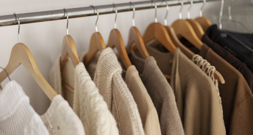 Затхлый запах в шкафу исчез за неделю: старый совет с активированным углем работает лучше покупных ароматизаторов — запомните раз и навсегда