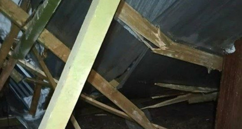 Скопившийся снег проломил крышу пятиэтажки в Струнино