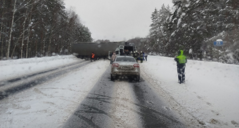 Под Камешково большегруз протаранил маршрутку с пассажирами
