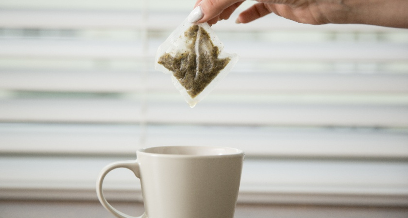 Чайные пакетики больше не выбрасываю — использую их с умом на даче: делюсь лайфхаками для почвы, рассады и комнатных цветов