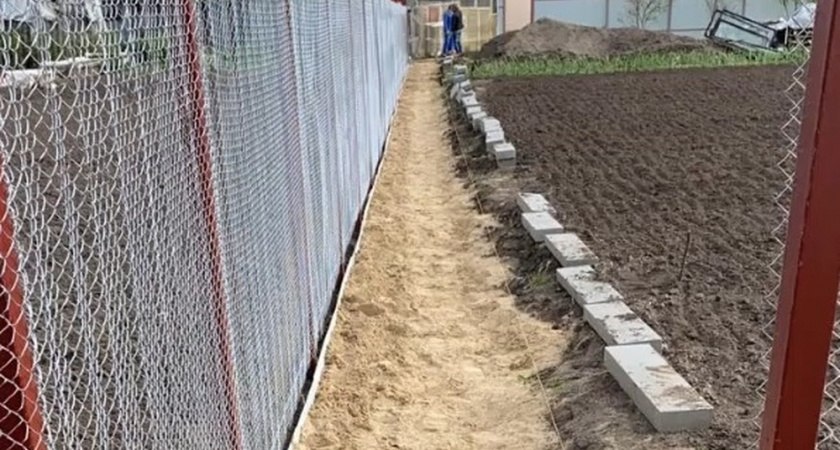 Секрет старых мастеров: как сделать надежный забор для дачи без бурения ям и ожидания усадки бетона