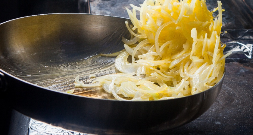 Щепотка соды творит чудеса: как я ускорила карамелизацию лука в 3 раза — делюсь кулинарной находкой