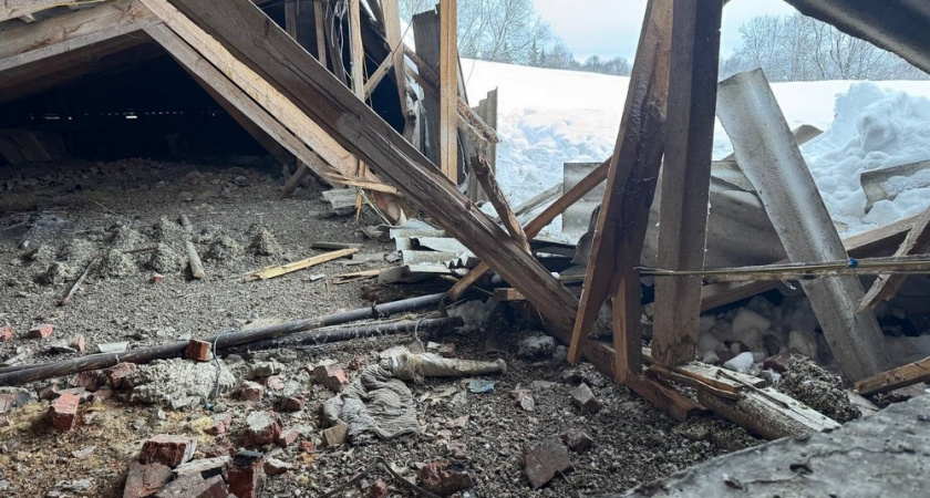 Из-за снежных навалов пострадали крыши домов в Камешкове и Струнине