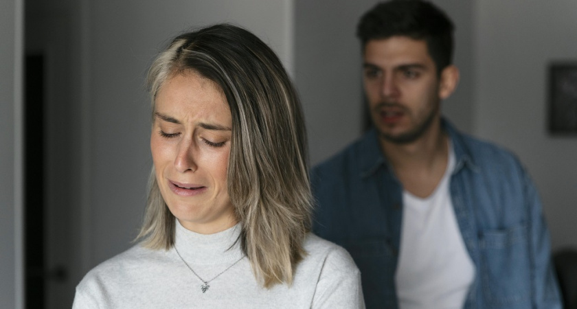 Почему муж постоянно критикует и оскорбляет: ответ психолога Михаила Литвака