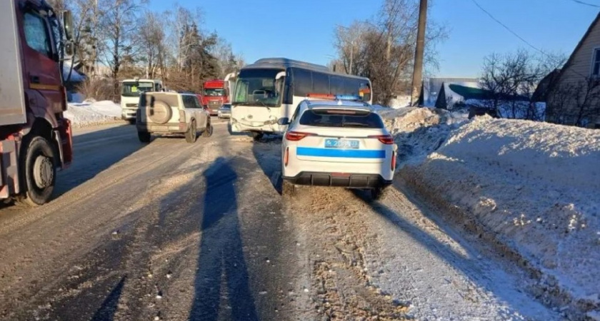 Рейсовый автобус с пассажирами протаранил УАЗ в Юрьевце 