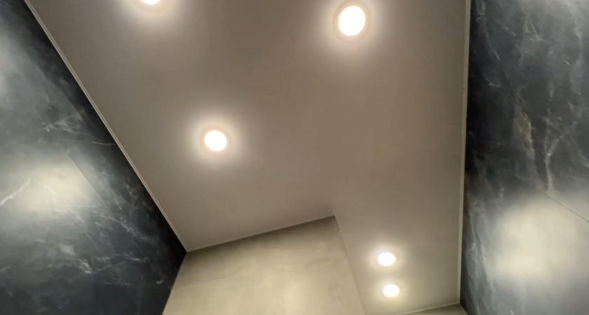 Хватит вешать натяжные потолки: 4 модных решения для тех, кто хочет современный и долговечный интерьер