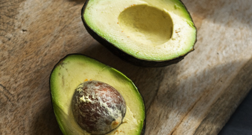 Больше не выбрасываю косточки от авокадо: пока другие смеются, я применяю их в быту — 10 неожиданных лайфхаков