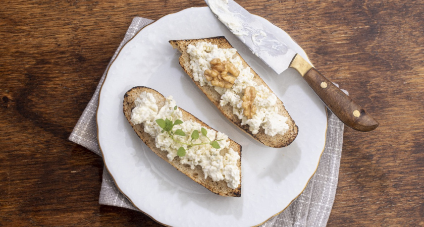 Забыла о магазинной колбасе: 5 нежных намазок, которые превратят бутерброд в удовольствие — подходит и на завтрак, и на перекус
