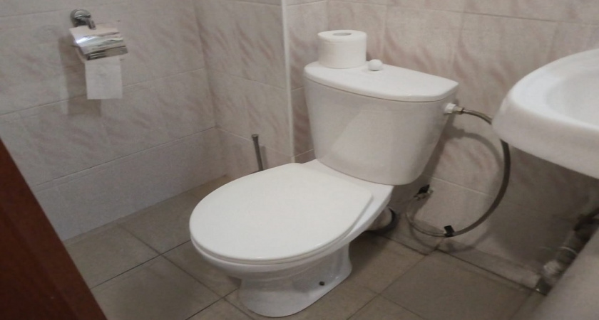 Рюмку жидкости в унитаз на ночь — к утру выгребная яма чистая: заливаете раз в месяц — и 15 лет без откачки и запаха