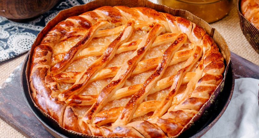 Когда в холодильнике есть банка соленых огурцов и немного кефира, готовлю простой и вкусный пирог — идеальный ужин за 40 минут