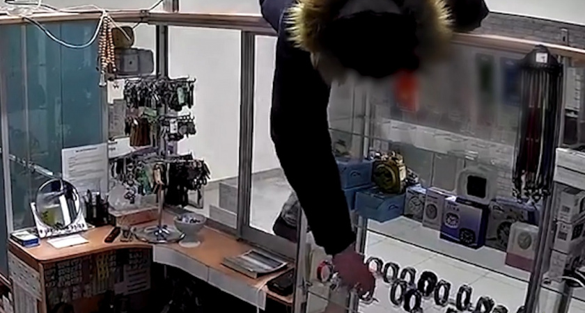  Серийный вор из Владимира прятал добычу в сугробах и грабил витрины как акробат 
