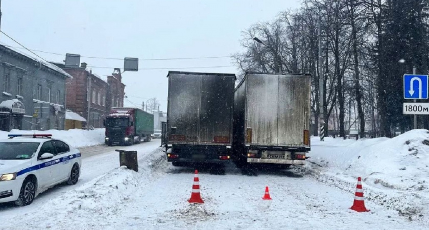 На трассе близ Петушков КАМАЗ сбил двух подростков на пешеходном переходе 