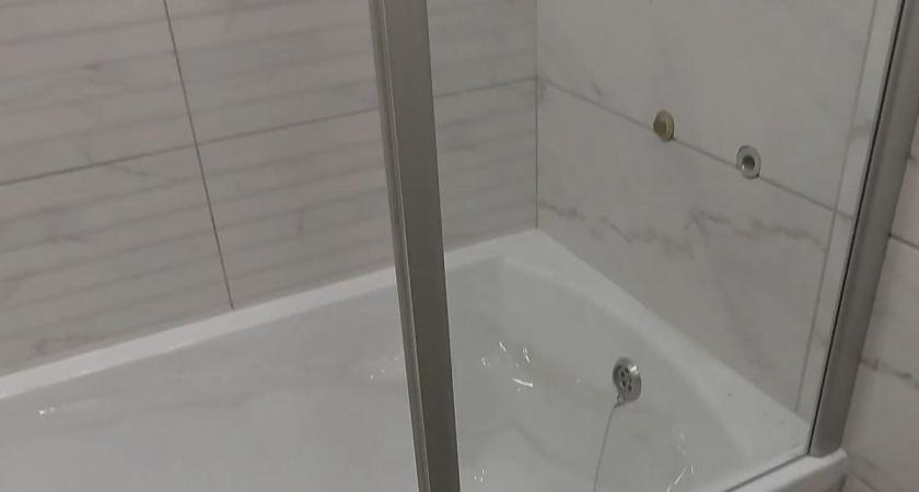 Не совершайте эту ошибку: почему стеклянные шторки для ванной — это плохая идея? Отвечает мастер